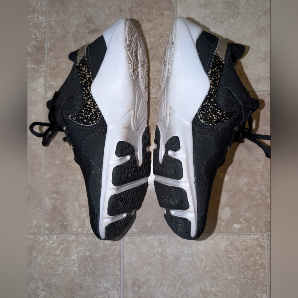 👟🖤 NIKE Legend Essential 2 Women's Shoes (Black/White/Metallic Gold) - Picture 8 of 11